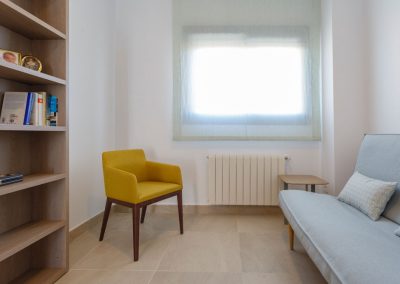 Proyecto interiorismo vivienda Cielo sala de estar plano con silla