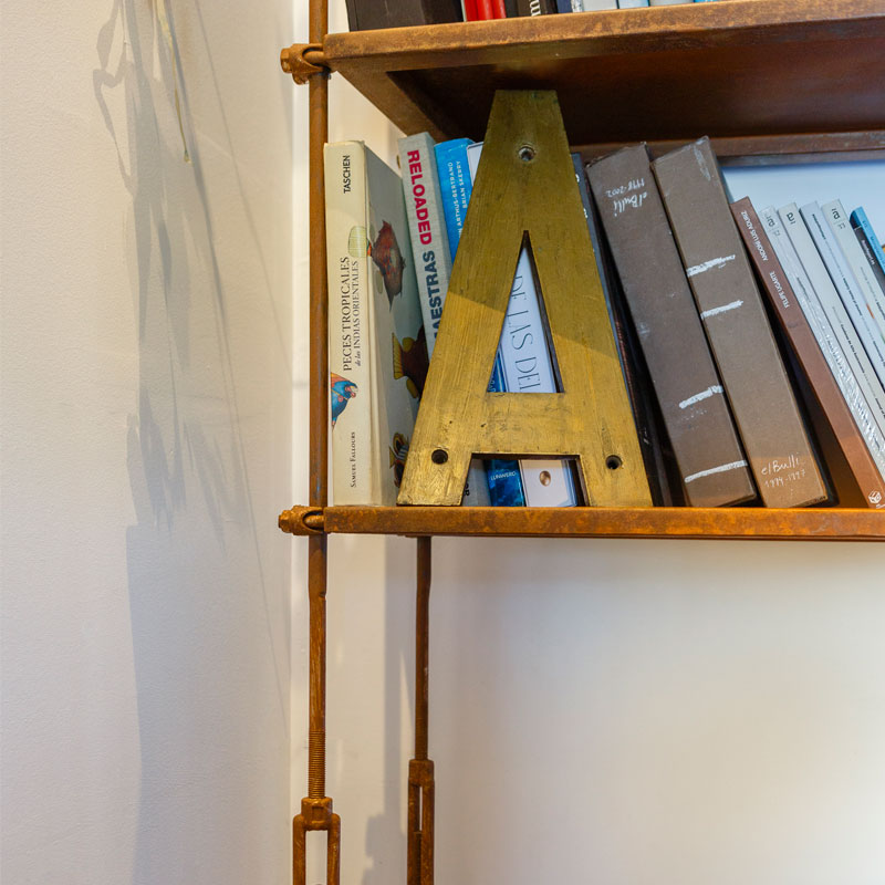 Servicio de diseño y decoración de interiores restaurante Aponiente detalle letra Servicio de diseño y decoración de interiores restaurante Aponiente detalle letra