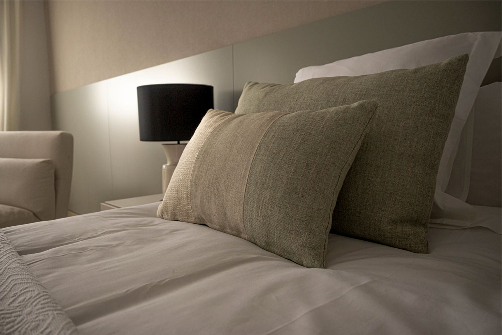 Proyecto de interiorismo Vivienda Extremadura dormitorio matrimonio plano corto cama Proyecto de interiorismo Vivienda Extremadura dormitorio matrimonio plano corto cama