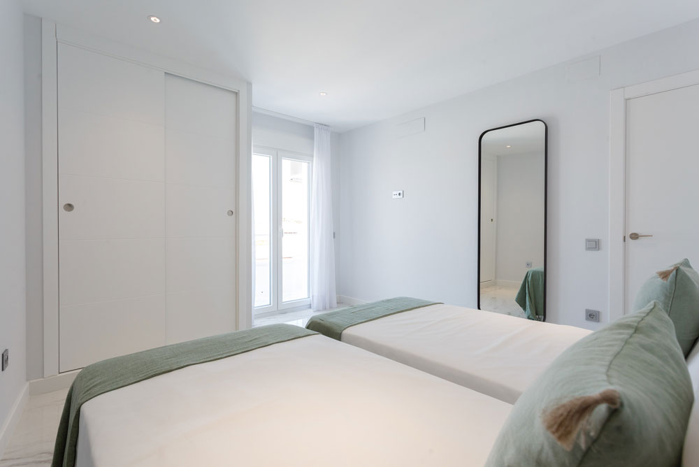 Proyecto de interiorismo Vivienda Larga dormitorio simple plano trasero Proyecto de interiorismo Vivienda Larga dormitorio simple plano trasero